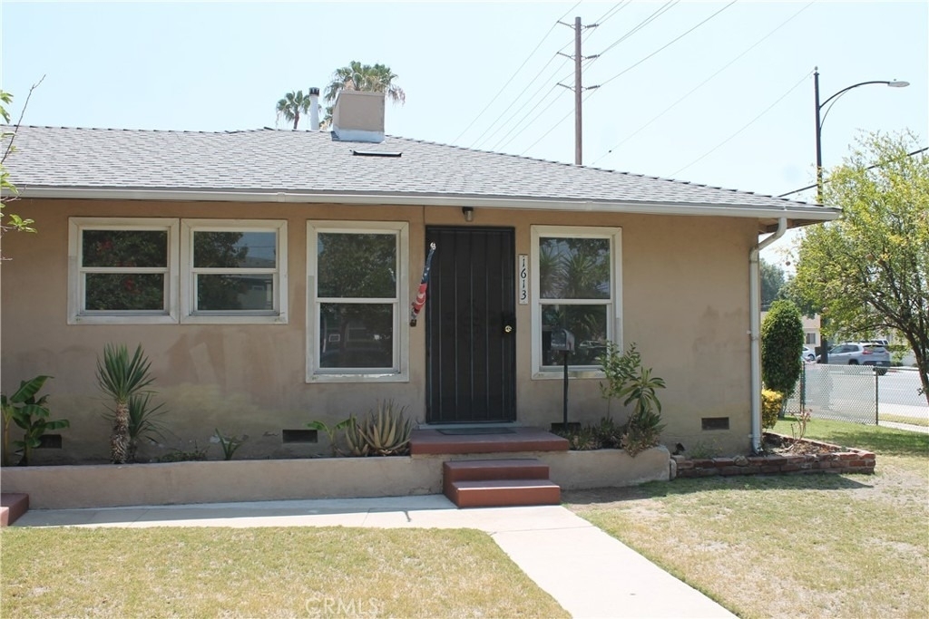 1613 W Victory Boulevard - Photo 0