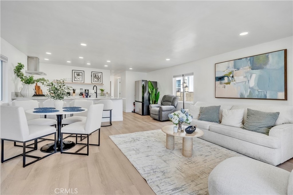 920 W Balboa - Photo 1