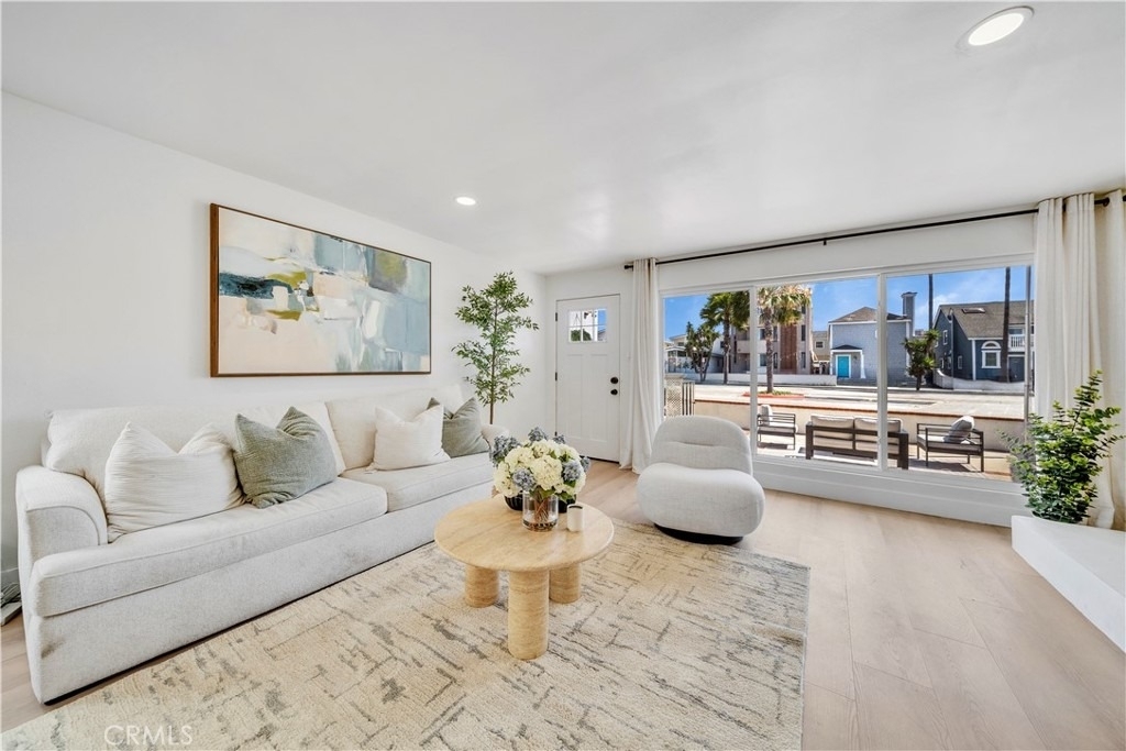 920 W Balboa - Photo 0