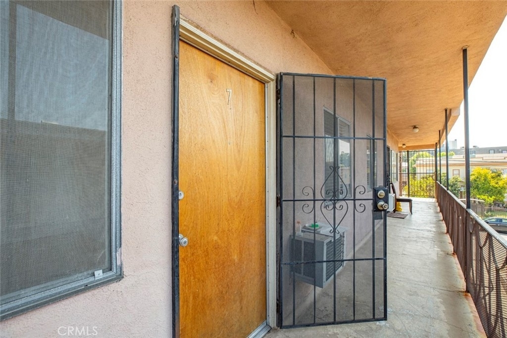 1835 N Alexandria Boulevard - Photo 2