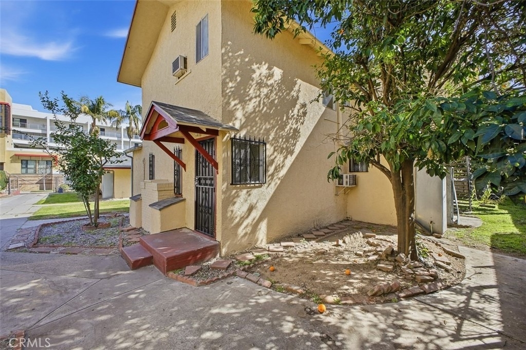 209 1/2 N Monterey - Photo 3