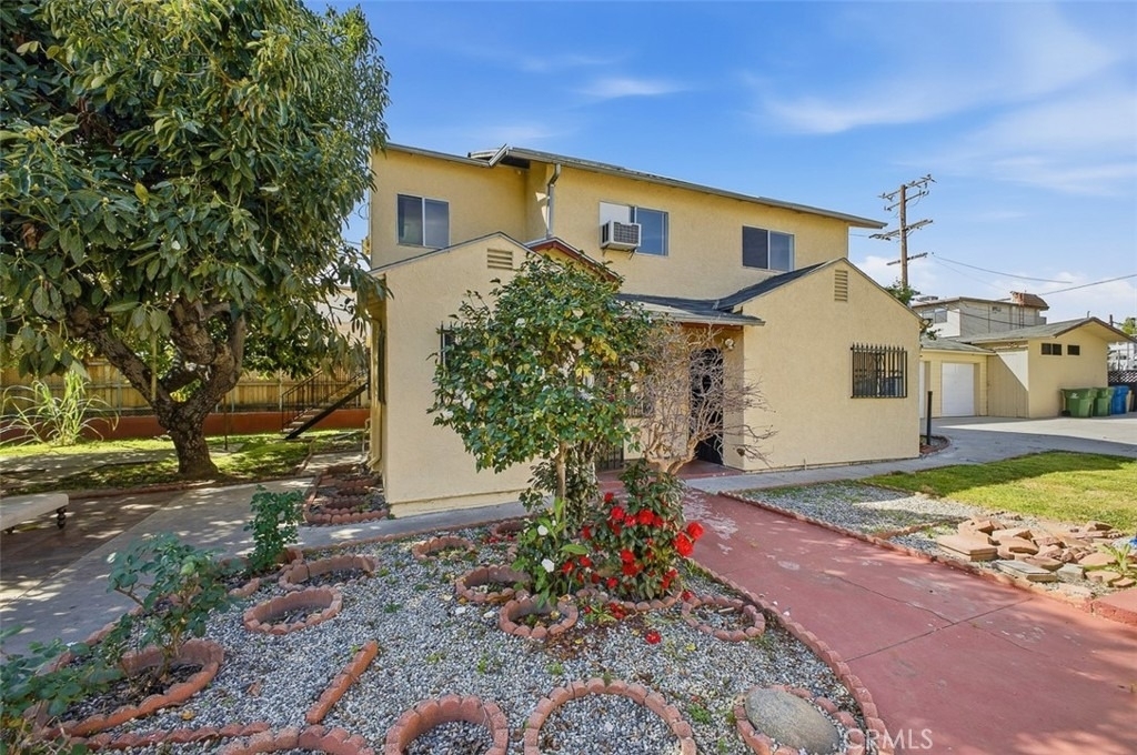 209 1/2 N Monterey - Photo 2