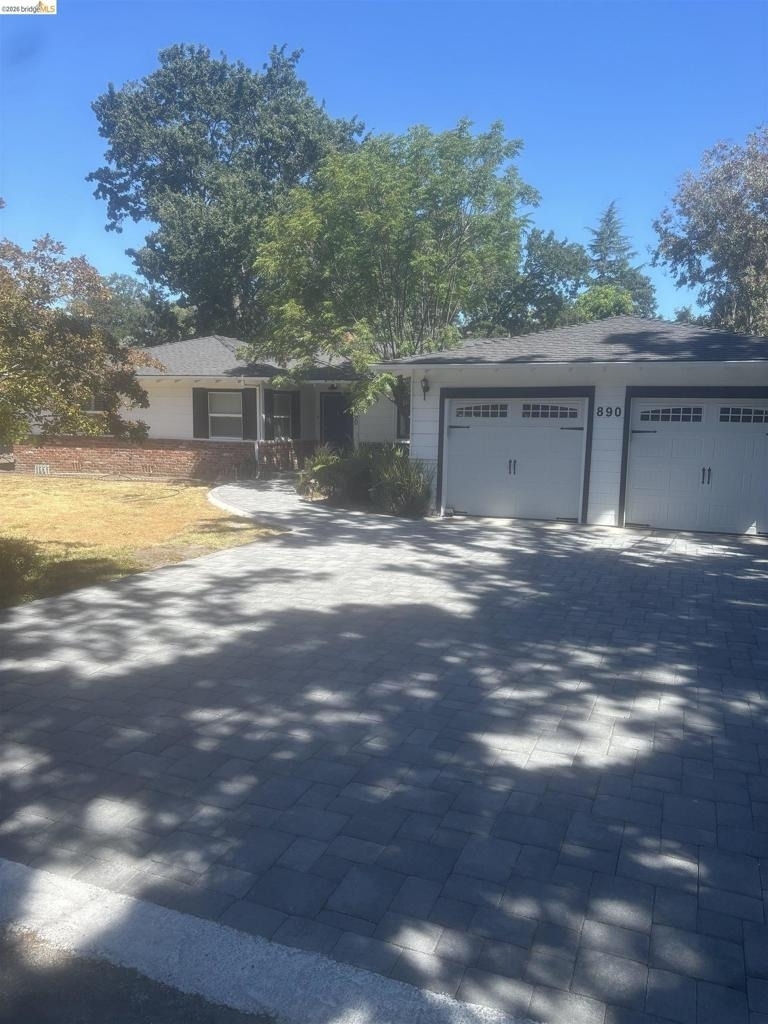 890 Hawthorne Dr - Photo 2