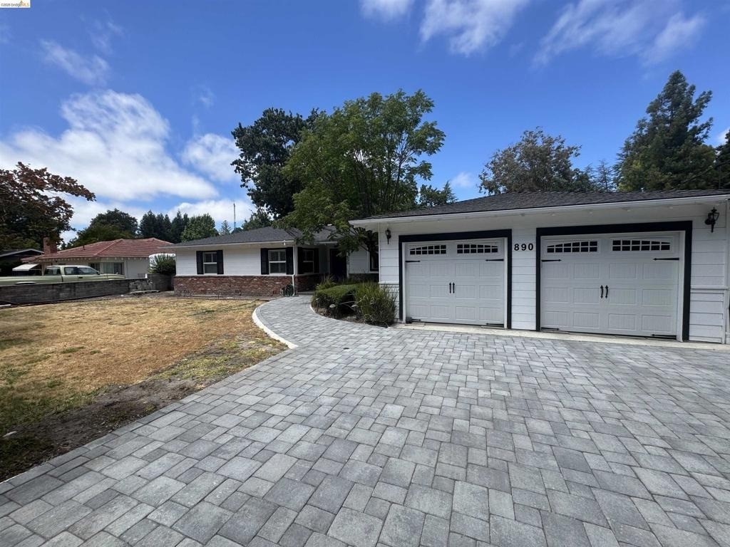890 Hawthorne Dr - Photo 1