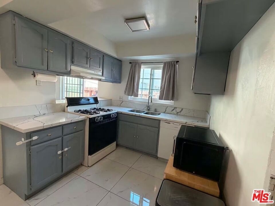 10760 Woodbine Street - Photo 1