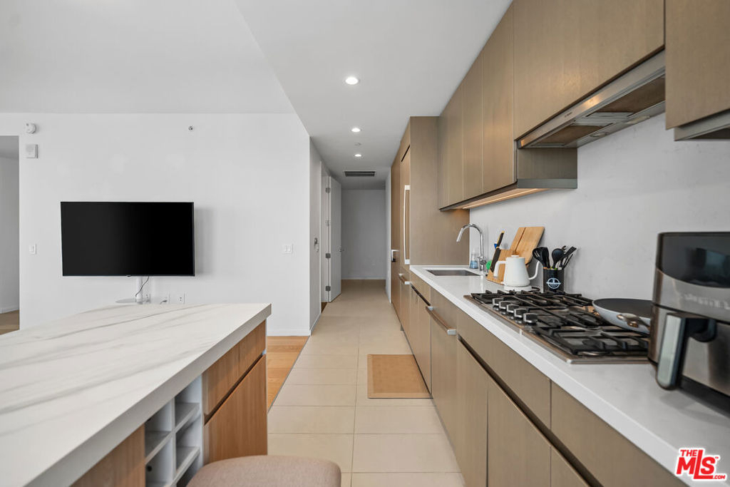 889 Francisco Street - Photo 10