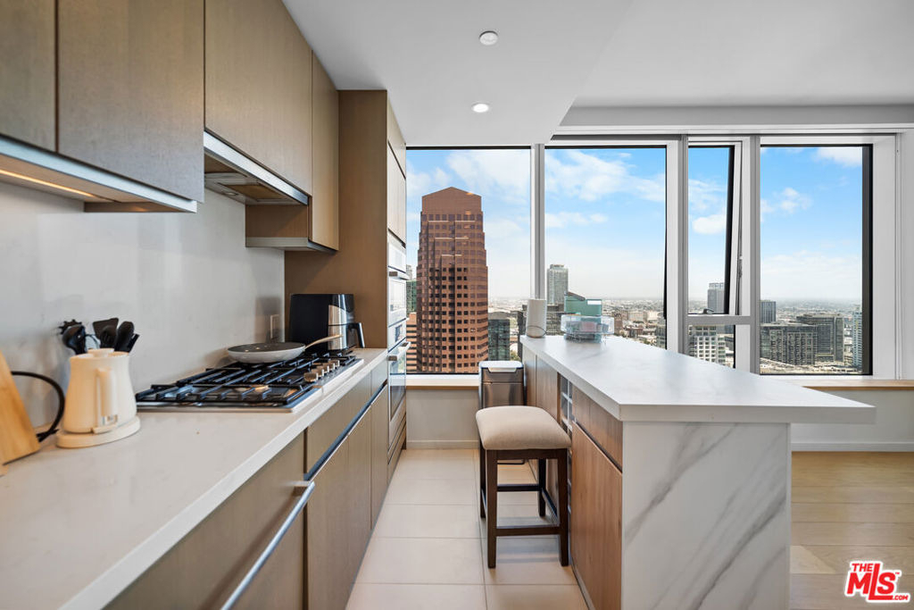 889 Francisco Street - Photo 2