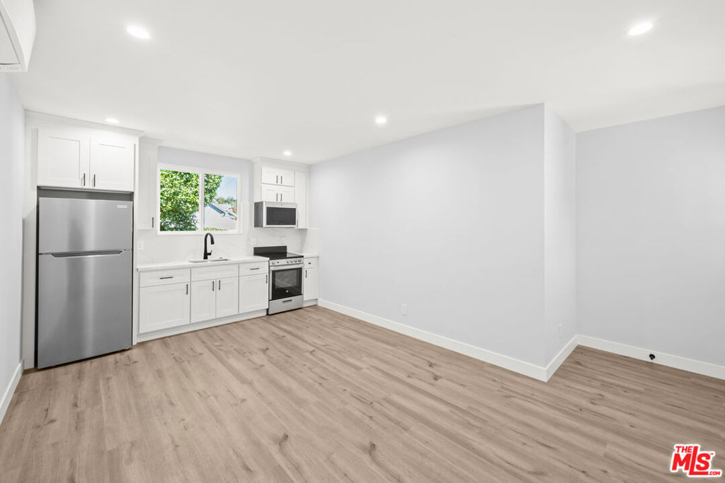 1560 1 S Genesee Avenue - Photo 2