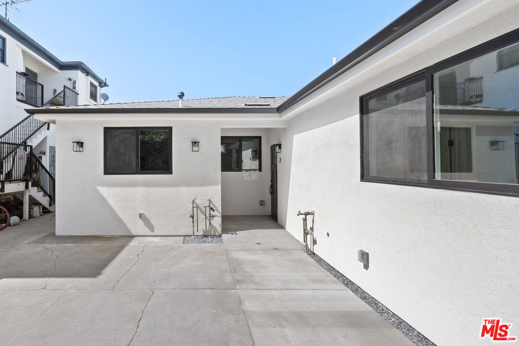 1560 1 S Genesee Avenue - Photo 10