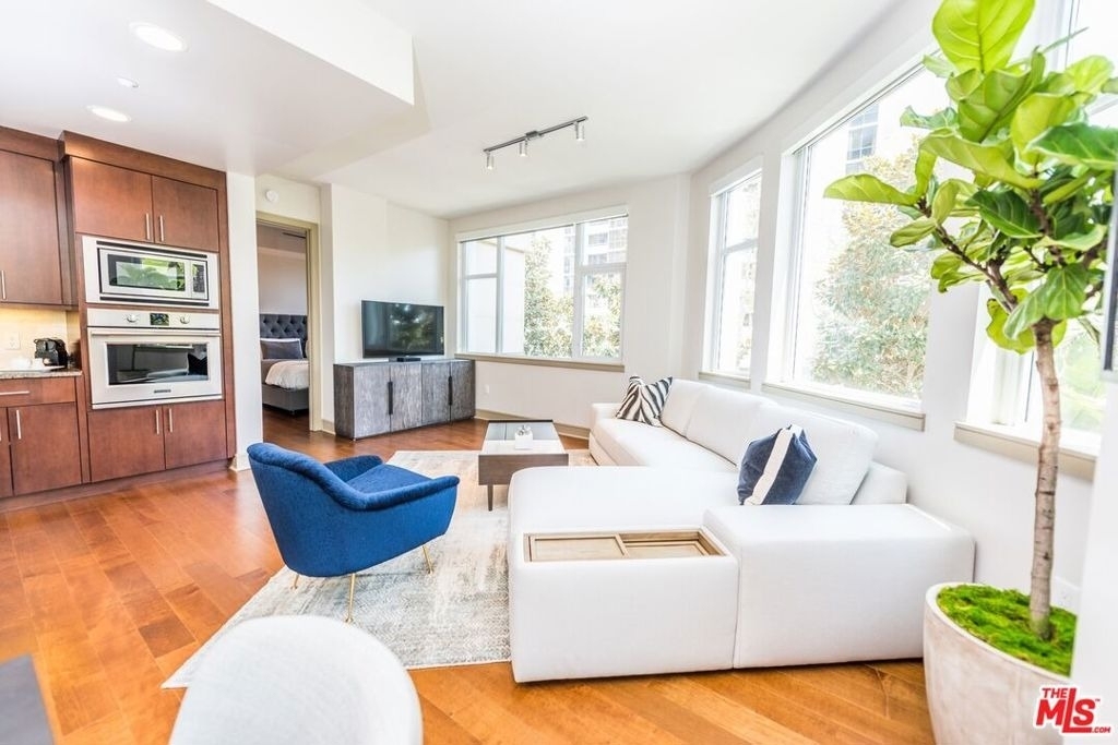 10700 Wilshire Boulevard - Photo 4