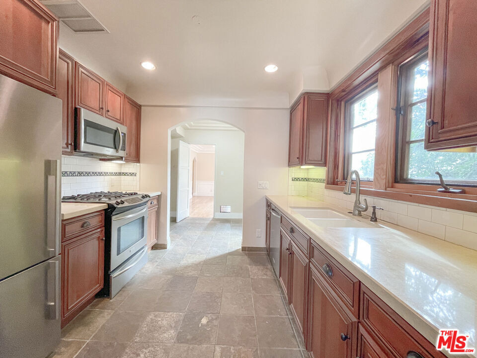219 S Hamilton Drive - Photo 8
