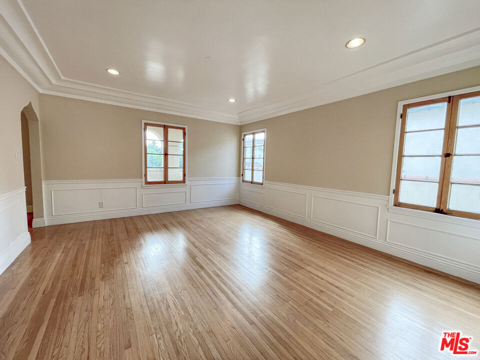 219 S Hamilton Drive - Photo 7