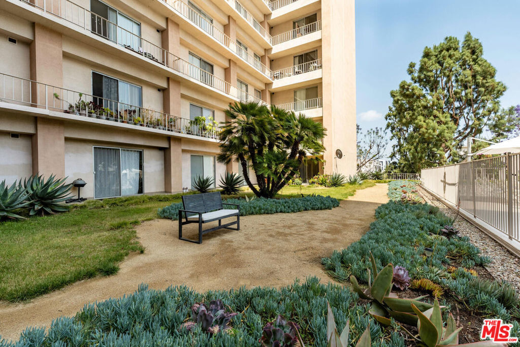 100 S Doheny Drive - Photo 14