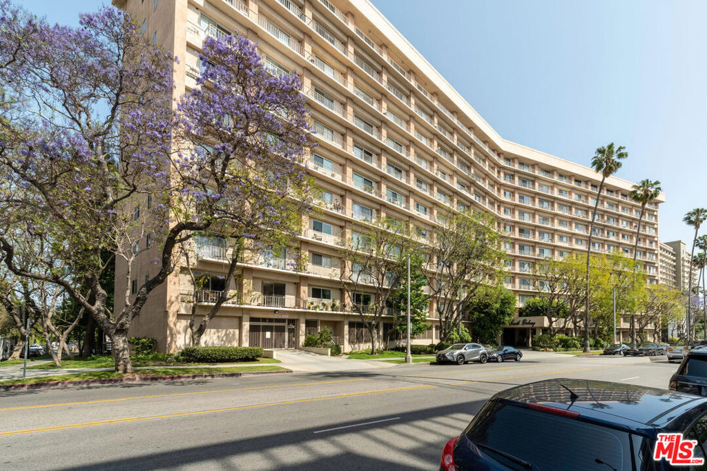 100 S Doheny Drive - Photo 0