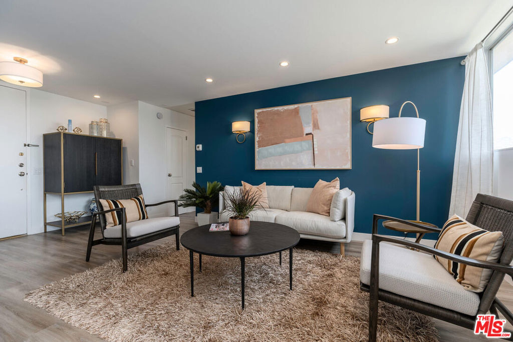 100 S Doheny Drive - Photo 2