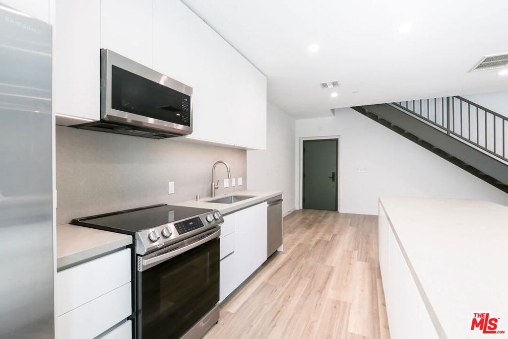 829 Larrabee Street - Photo 2