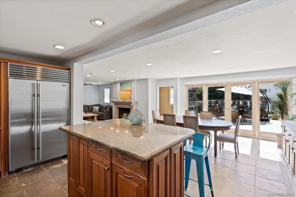 647 Loring St - Photo 3