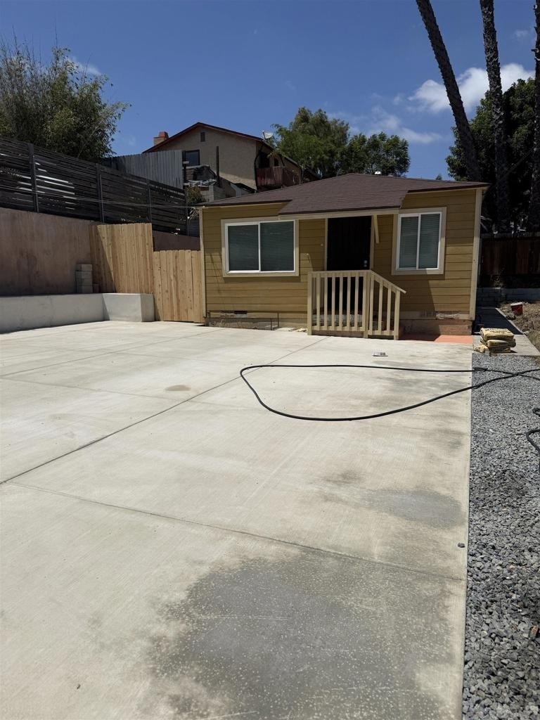 1207 E 8th - Photo 2