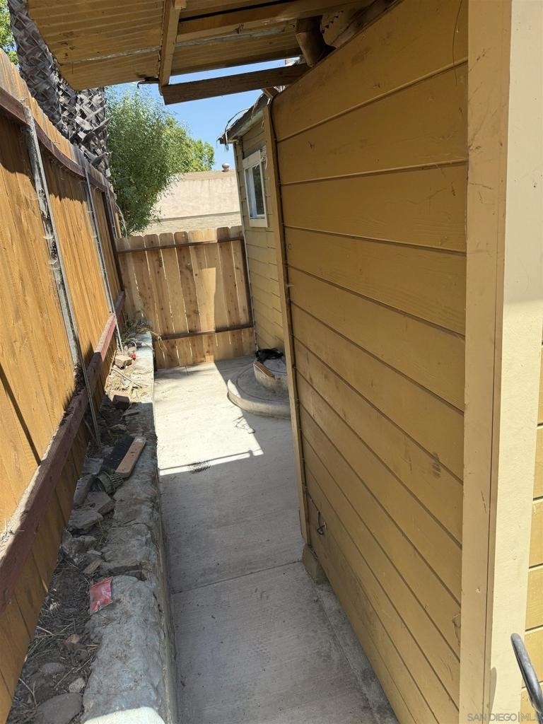 1207 E 8th - Photo 3
