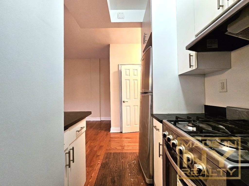 51-01 39th Avenue - Photo 2
