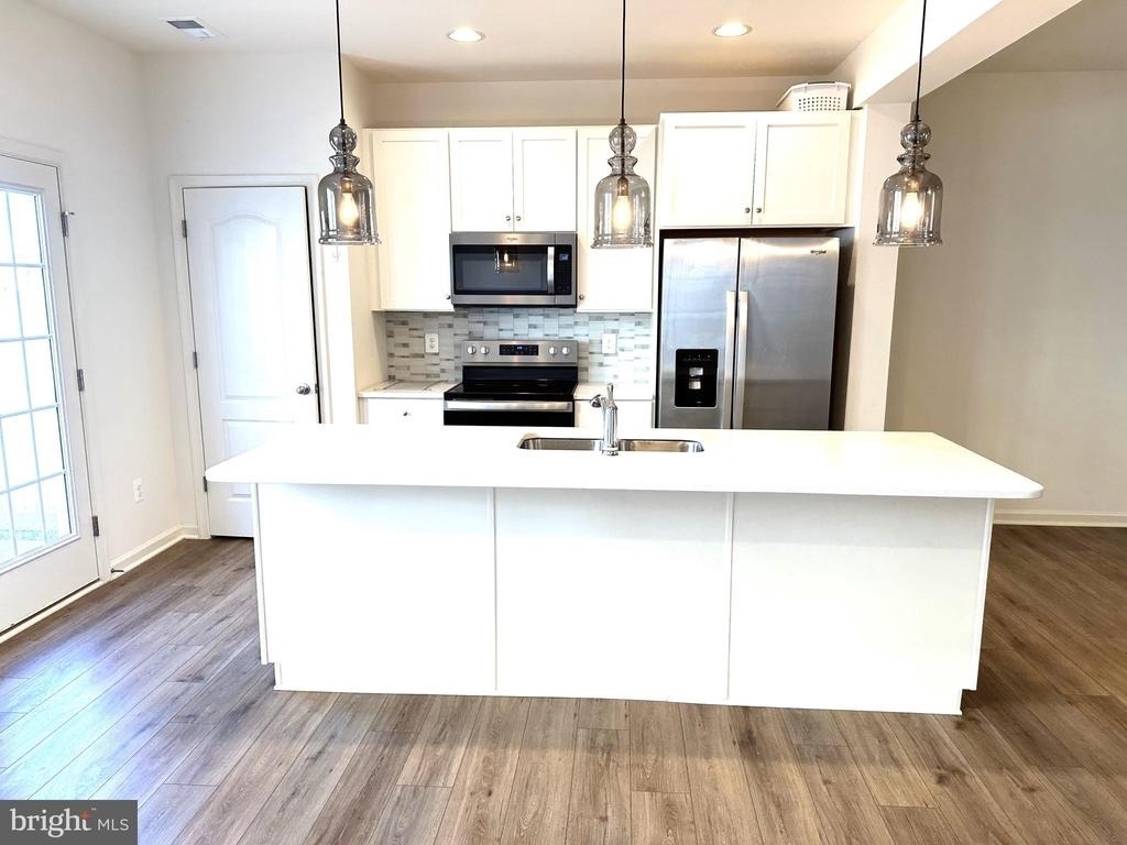 227 Charterhouse Street - Photo 3