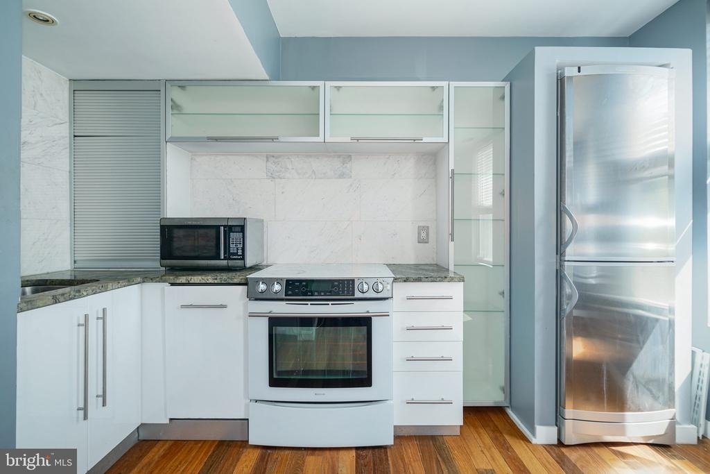 2211 South Street - Photo 2