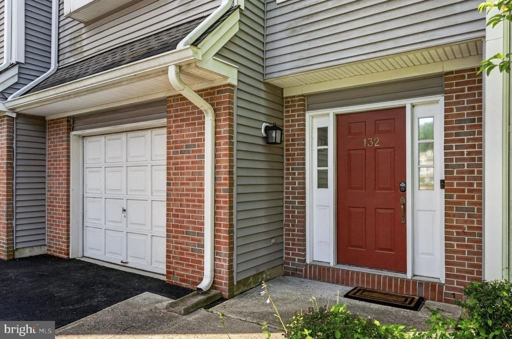 132 S Barrow Place - Photo 2