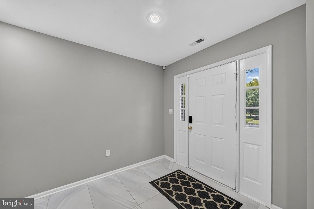 132 S Barrow Place - Photo 3