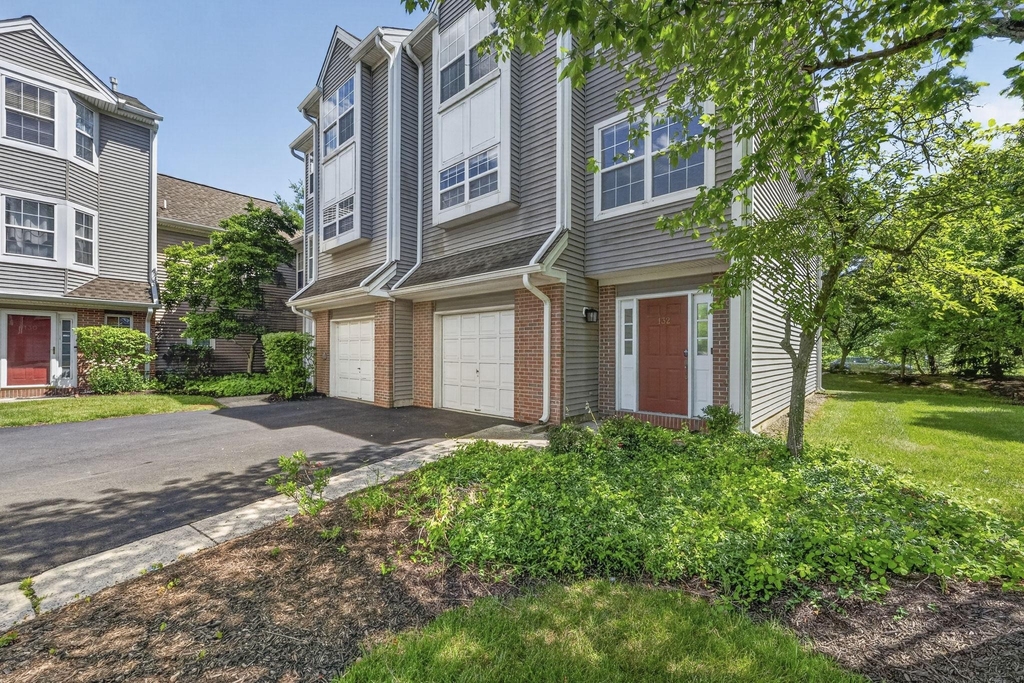 132 S Barrow Place - Photo 1