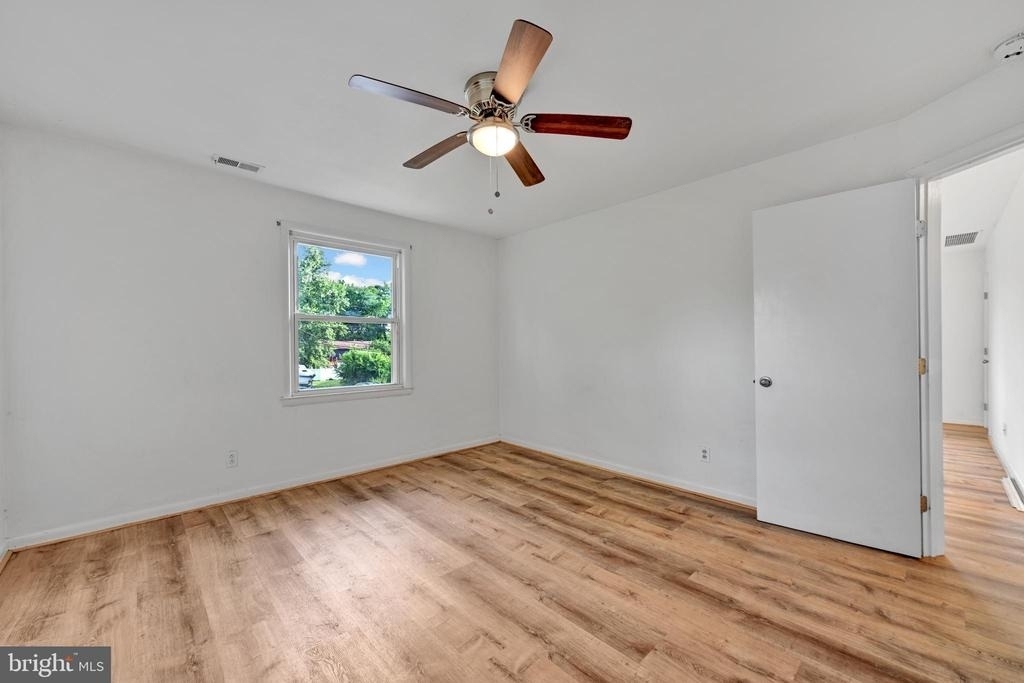 811 Seagrove Road E - Photo 12