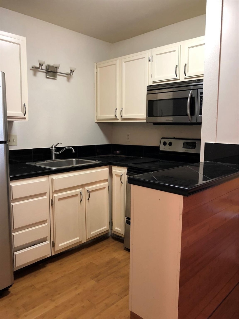 1000 W 26th St - Photo 4