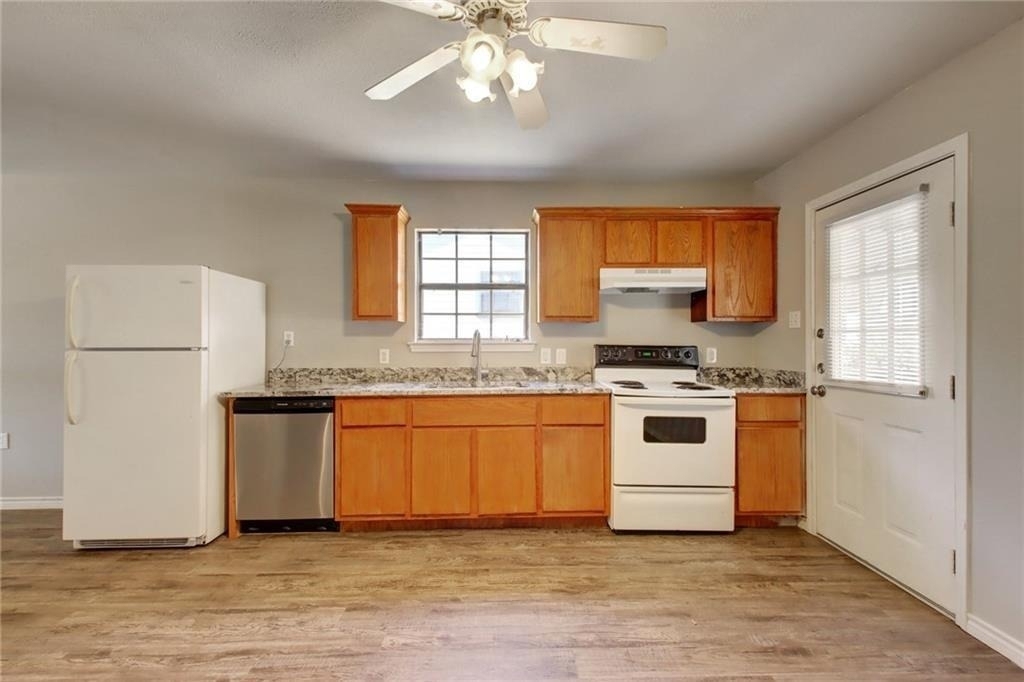 200 Hall Dr - Photo 3