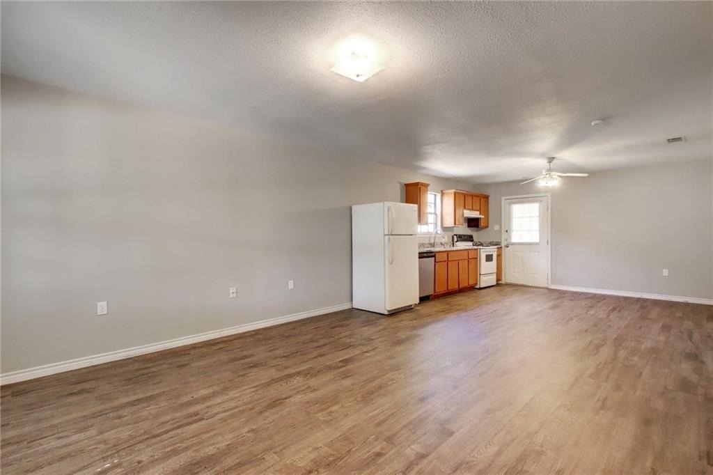 200 Hall Dr - Photo 2