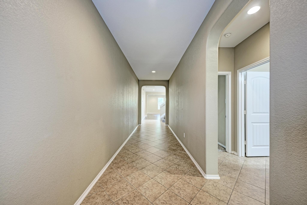 1109 Sussex Pl - Photo 4