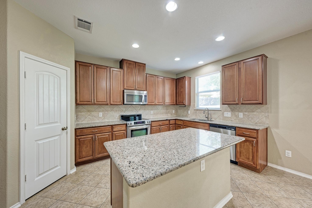 1109 Sussex Pl - Photo 12