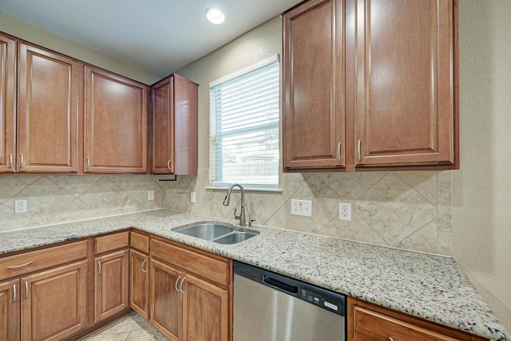 1109 Sussex Pl - Photo 14