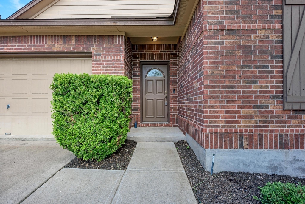 1109 Sussex Pl - Photo 2