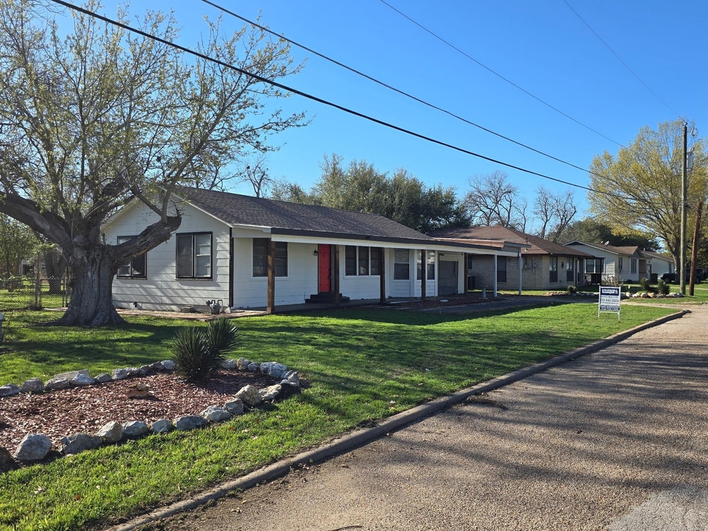 305 N 5th St - Photo 0