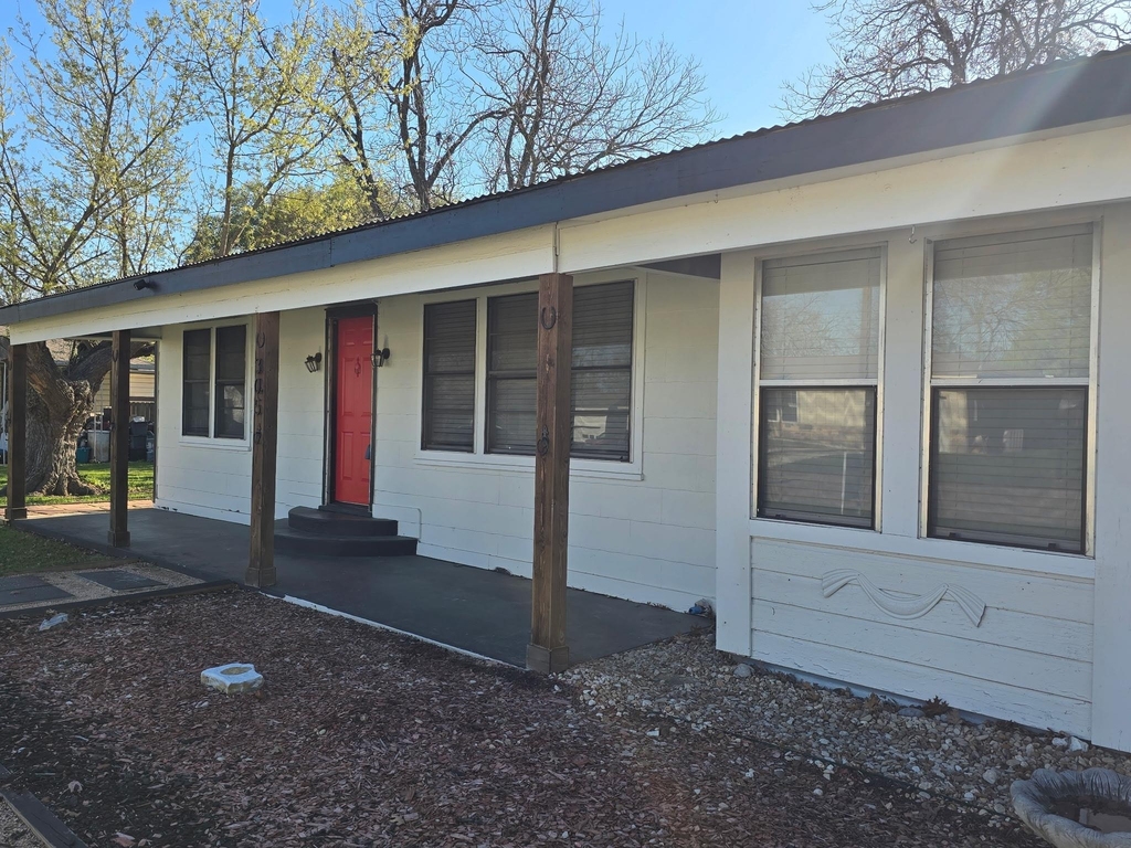 305 N 5th St - Photo 1
