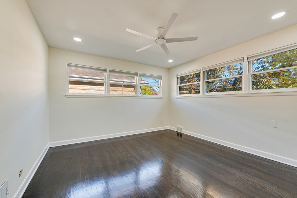 7330 N Kilbourn Avenue - Photo 11