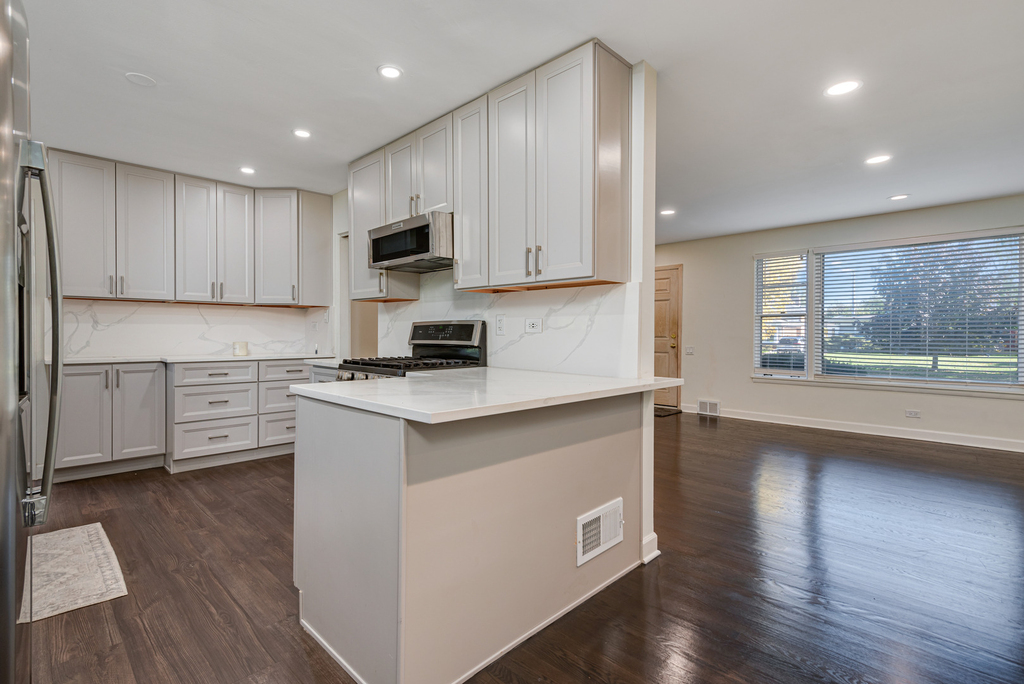 7330 N Kilbourn Avenue - Photo 6
