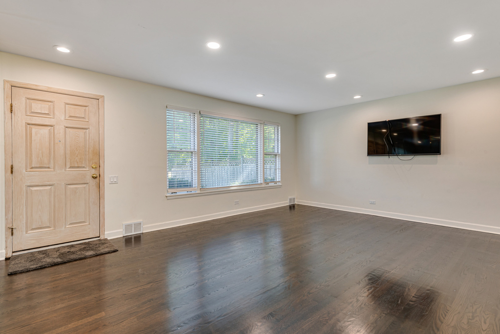 7330 N Kilbourn Avenue - Photo 2