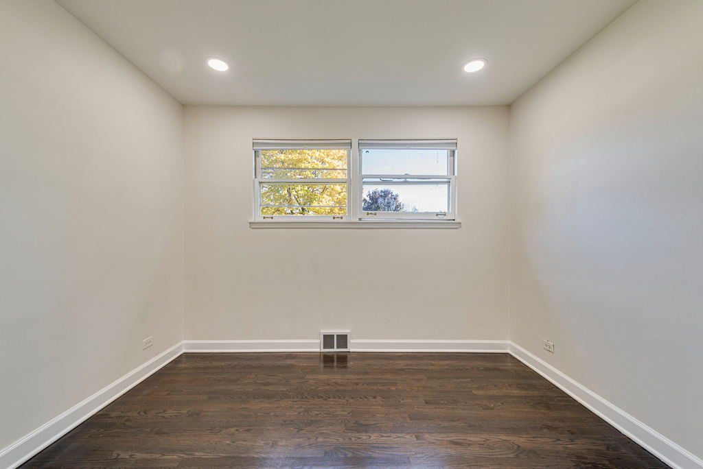 7330 N Kilbourn Avenue - Photo 12