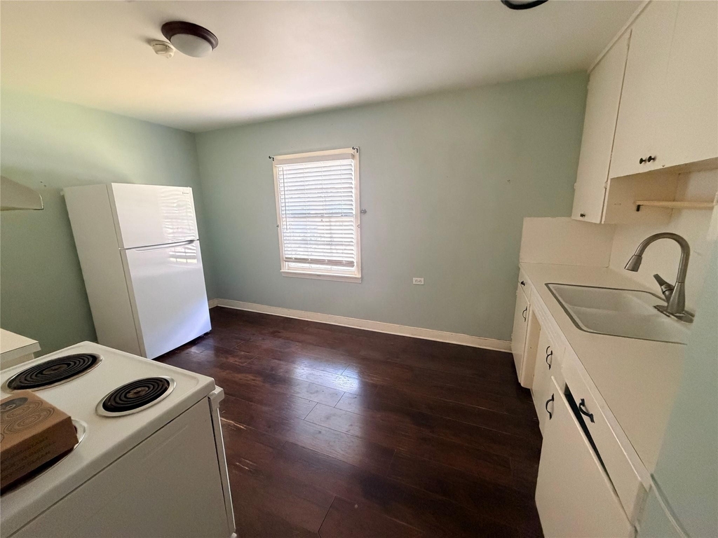 902 E Stone Street - Photo 4
