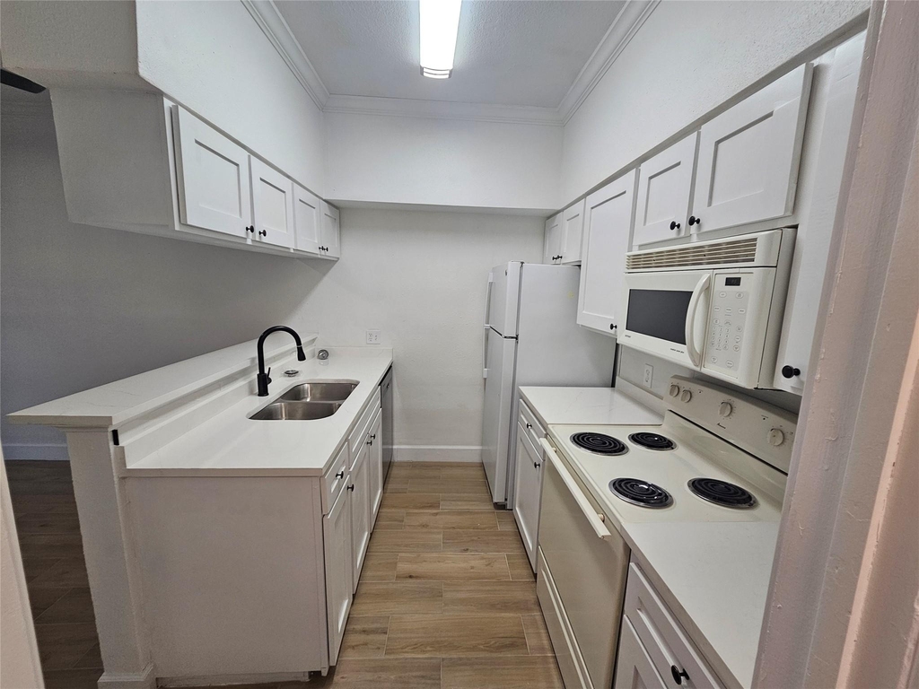 2626 Holly Hall Street - Photo 4