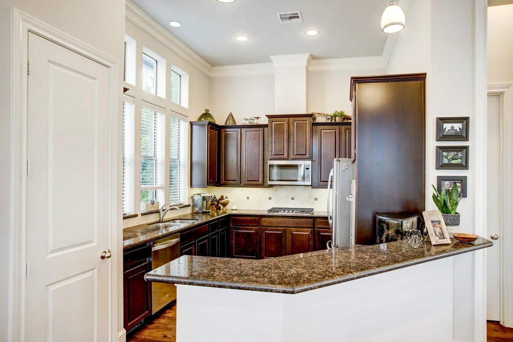 1851 Dart Street - Photo 4