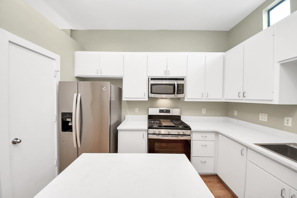 8715 Meadowcroft Drive - Photo 10