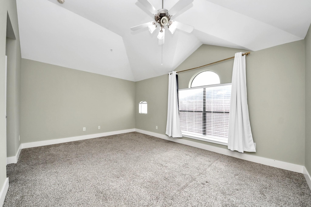 8715 Meadowcroft Drive - Photo 17