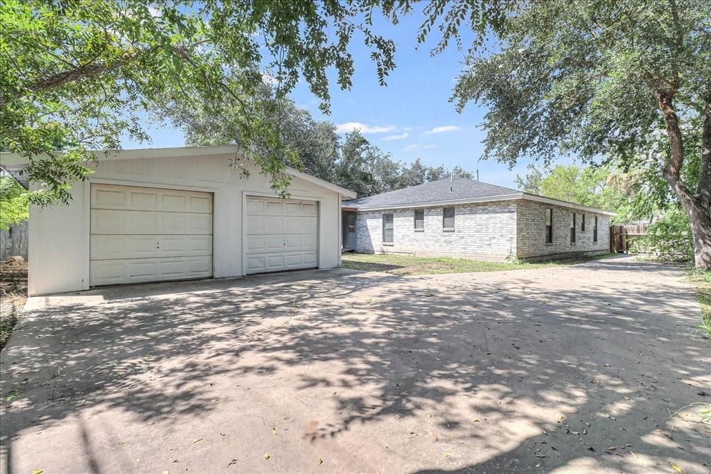 2111 E Lott Avenue - Photo 0