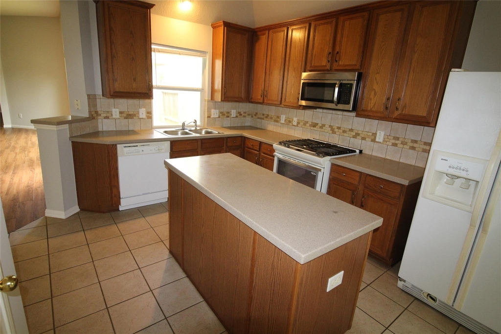 1011 Lexington Green Drive - Photo 9